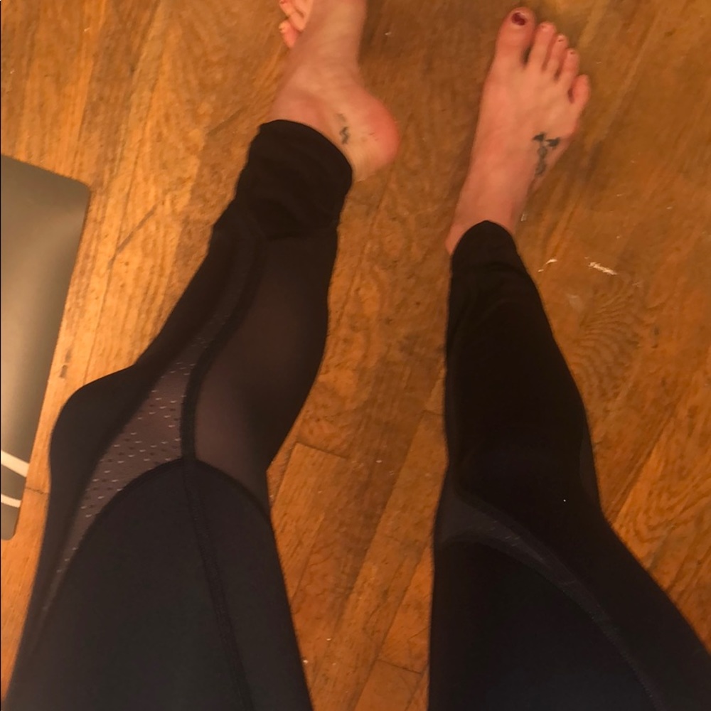 Lululemon size 4 leggings with mesh panelling